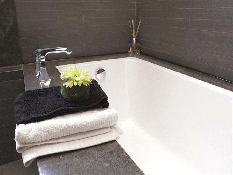 Deep Soaking Bathtub